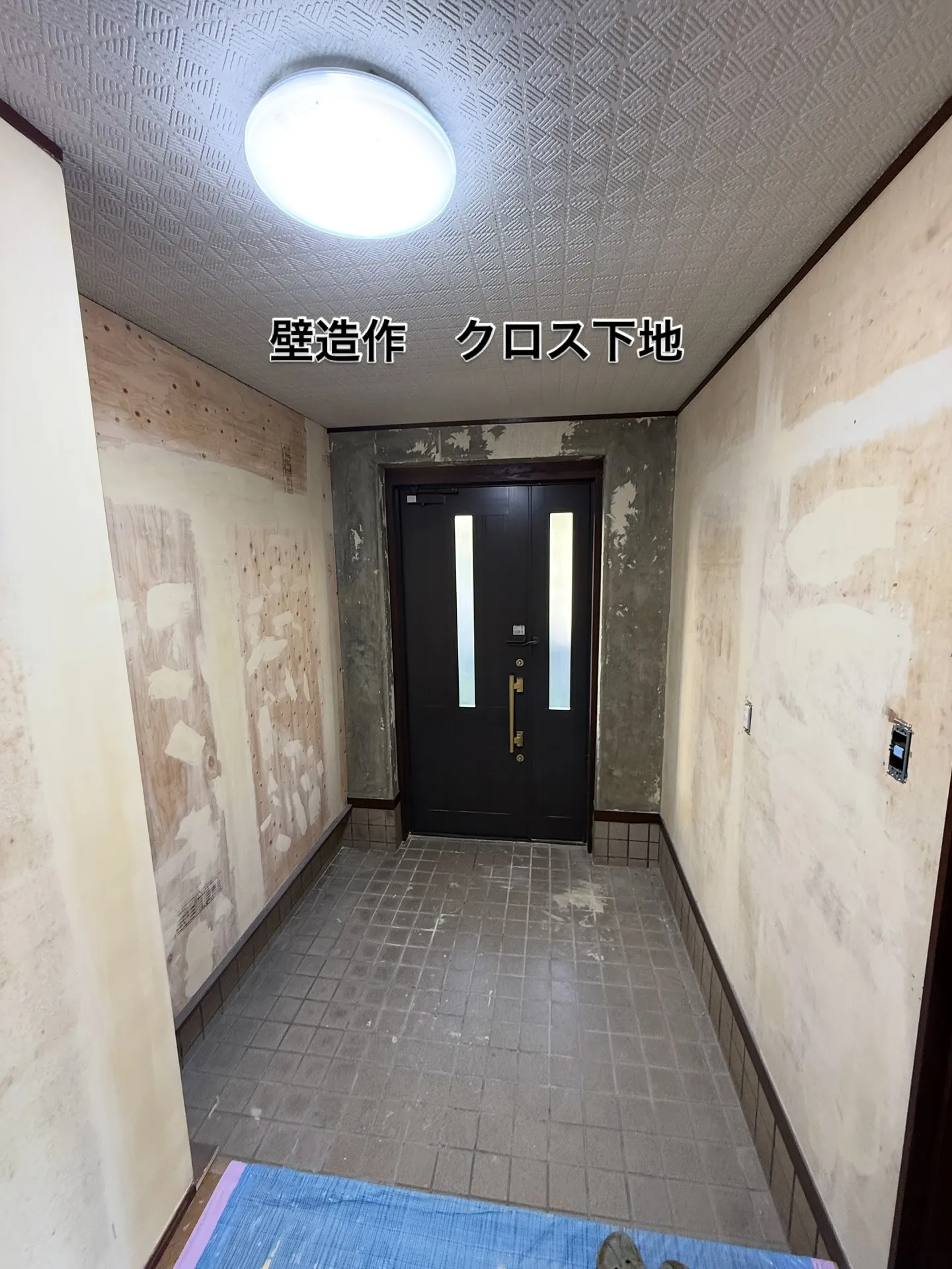 玄関周り クロス貼り替え フロアタイル工事